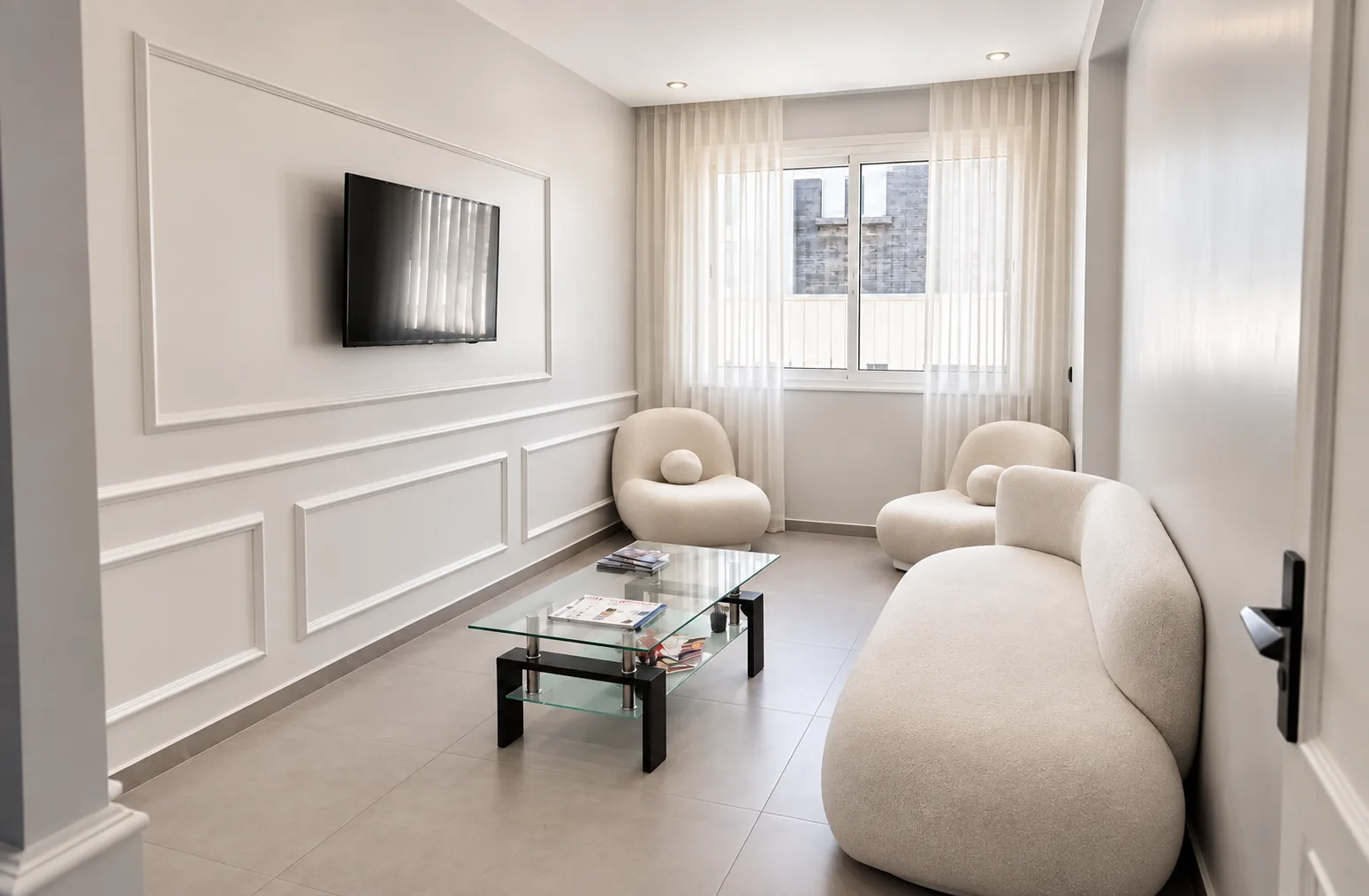 Salle d'attente du Cabinet Smyle à Casablanca — fauteuils design dans une lumière douce